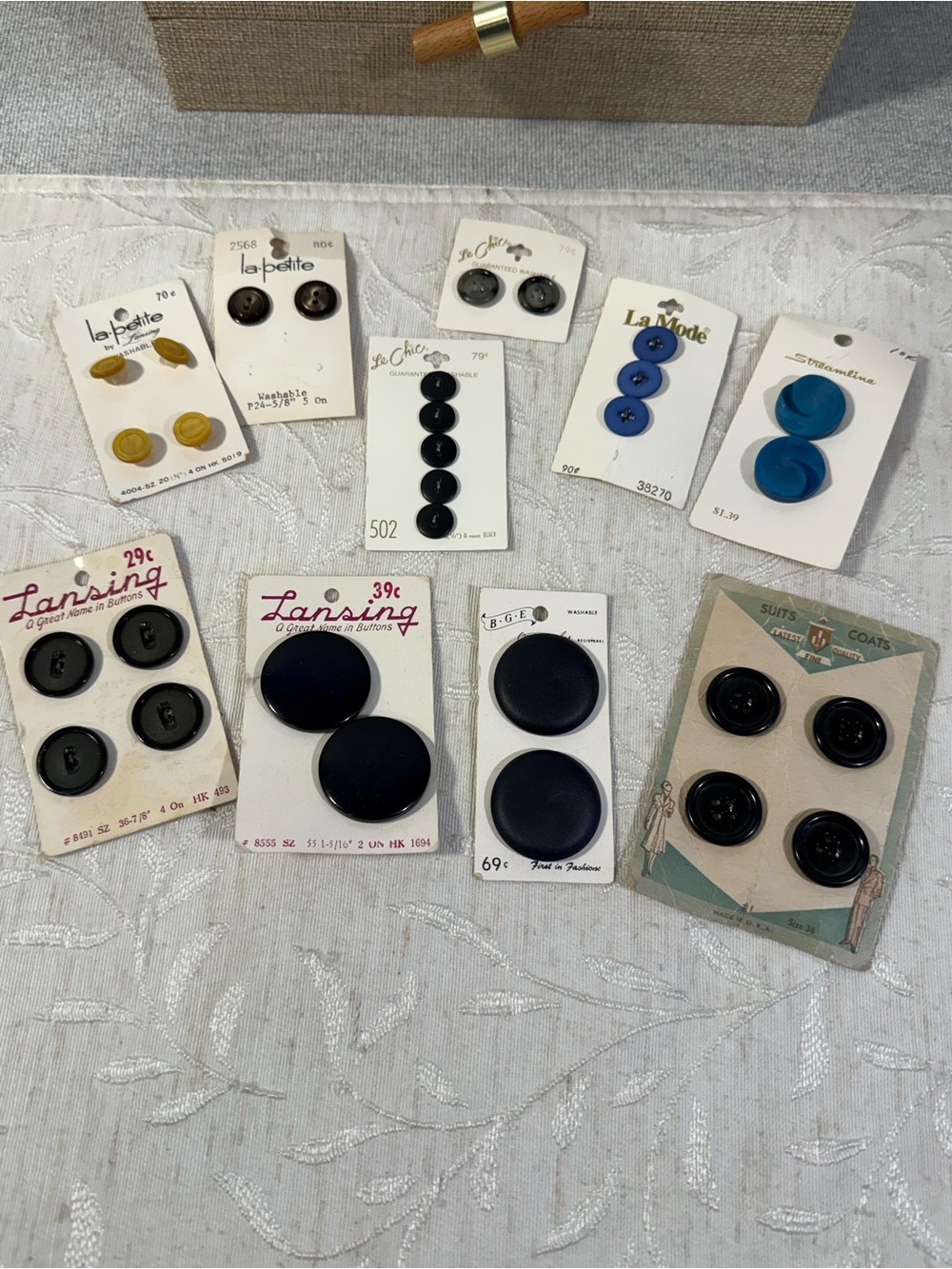 Vintage Sewing Buttons Lot 10 Cards Le Chic La Mode Lansing BGE 1950's-1980's